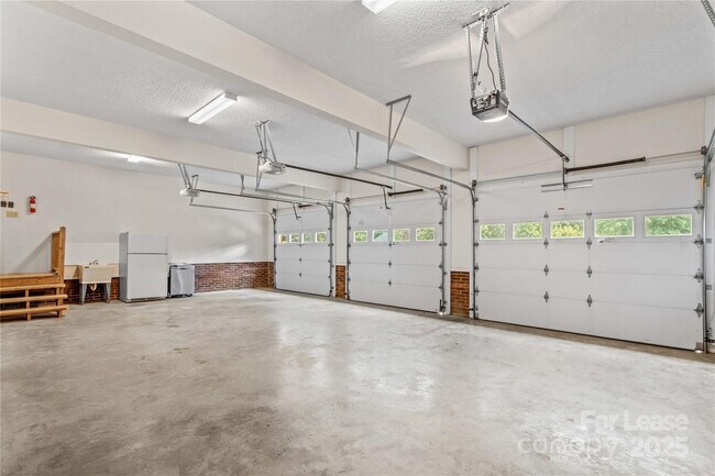 Building Photo - 4522 Long Cove Dr