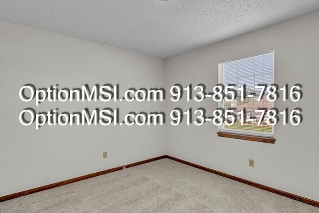 Building Photo - Spacious Townhome!