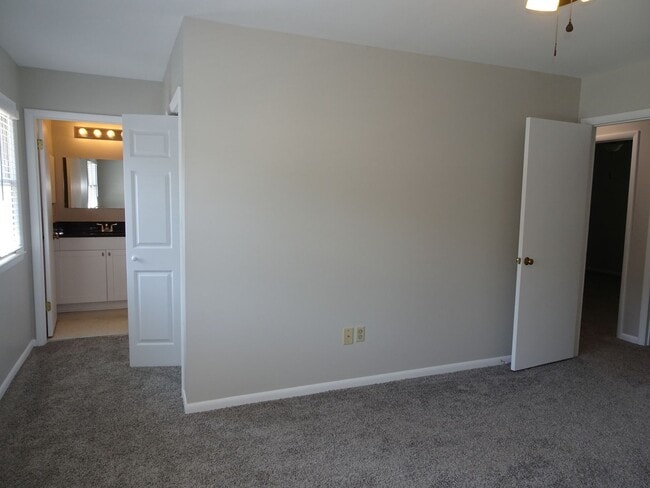 Building Photo - 3 Bedroom 2.5 bath Townhome rental in Rale...