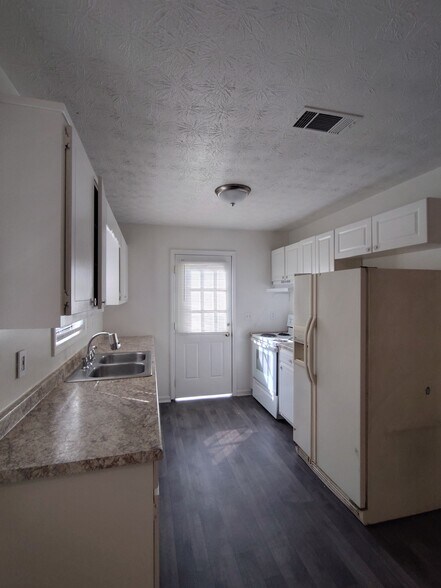 Building Photo - 4002 Warren Rd