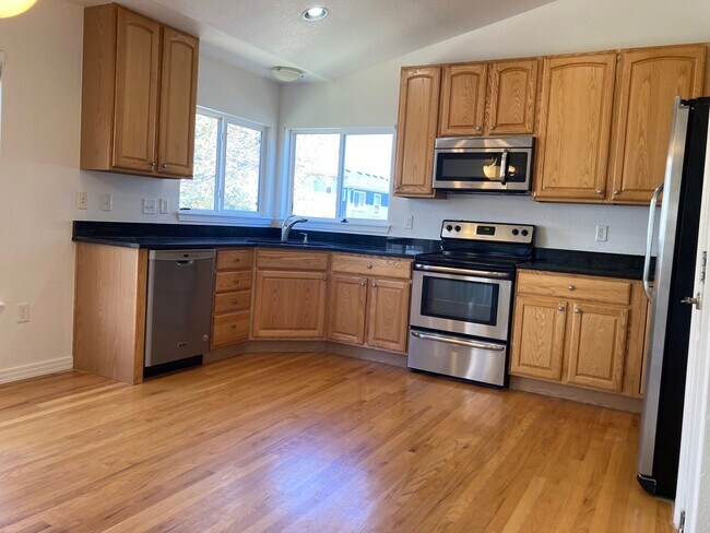Building Photo - Spacious 4 Bed / 2.5 Bath Westminster Home