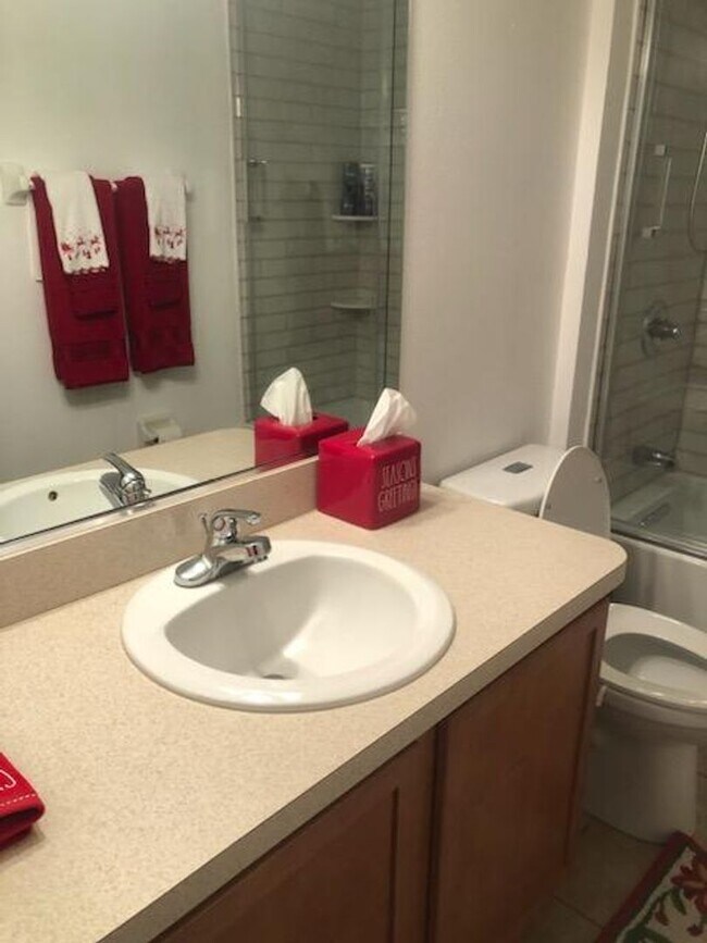 Building Photo - 4 bedrooms, 2 bathrooms, 2 car garage