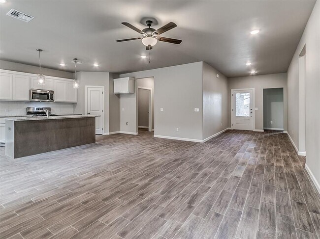 Building Photo - 600 Mirano Ln