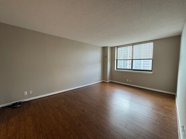 Building Photo - Bright And Spacious 2 Bed 1.5 Bath Condo W...
