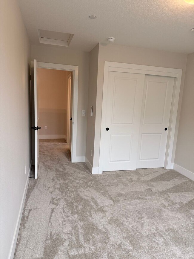 Building Photo - Gorgeous 3 Bedroom with Loft and Bonus Room! High Ceilings! Pantry! Keyless Entry! Double Oven & ...