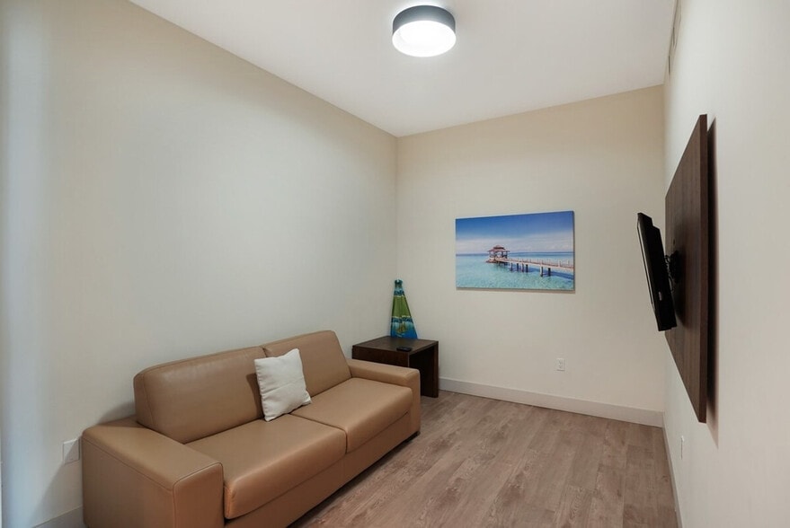 Building Photo - 209 N Ocean Dr