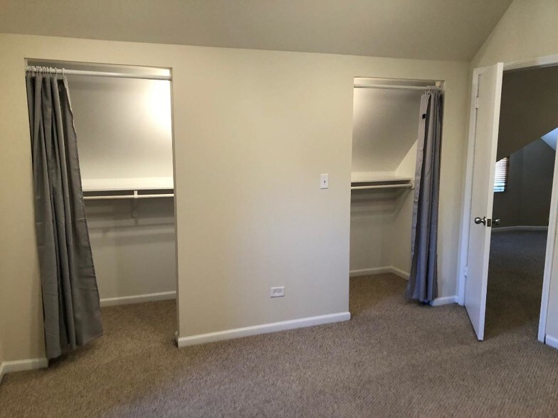 Building Photo - 1709 Irving Park W Rd