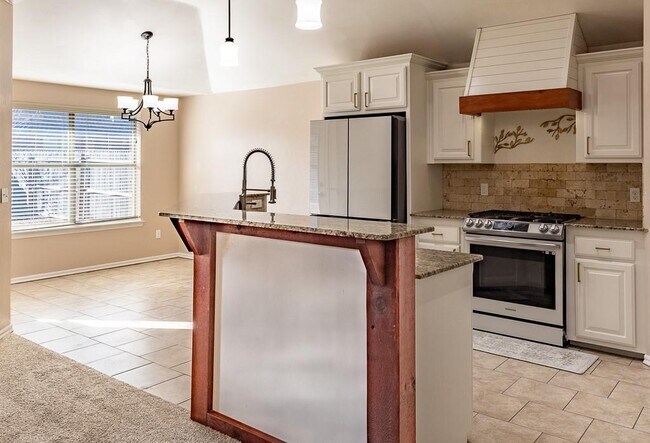 Building Photo - 808 Canyon Dr