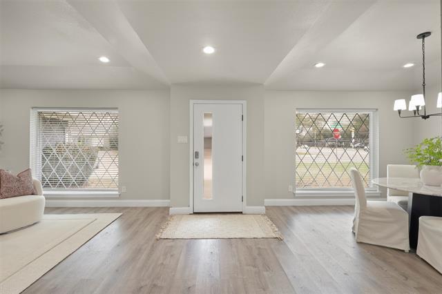 Building Photo - 6350 Glennox Ln