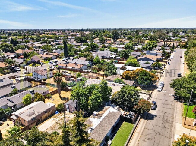 Building Photo - Spacious 3-Bed, 2-Bath Haven in Sacramento