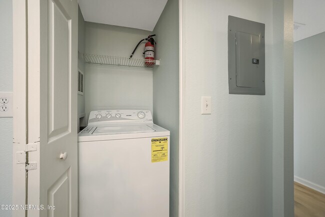 Building Photo - 6561 Mission Ct