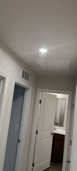 Building Photo - 158 South Dr