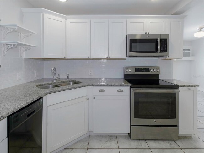 Building Photo - 2808 Clinton St S