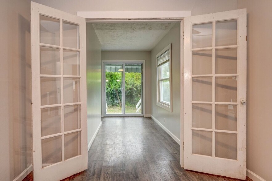 Building Photo - 566 Russell St