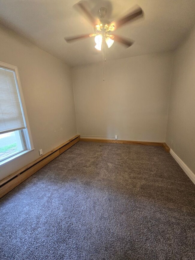 Building Photo - Updated and welcoming condo in the heart o...