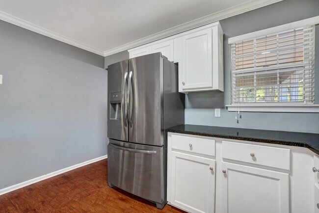 Building Photo - Richmond Hill Beauty: 4-Bedroom Home with Stunning Lagoon Views!