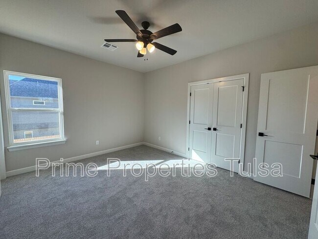 Building Photo - 1102 E Delmar Pl