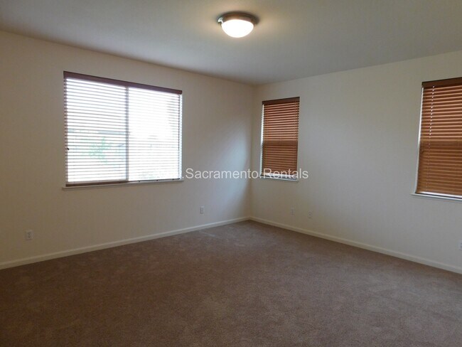 Building Photo - Spacious Elk Grove 3bd/2ba House with 2 Ca...