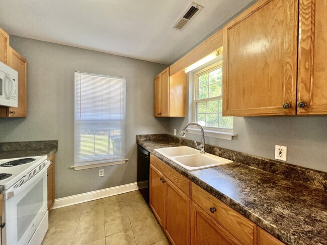 Building Photo - CONVENIENT LOCATION 3 Bedroom