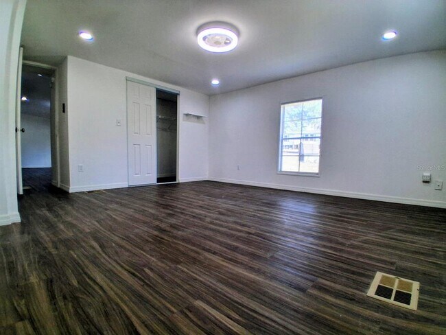 Building Photo - 15215 Vine St
