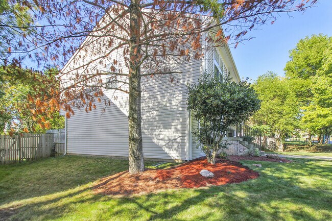Building Photo - FENCED IN YARD!!!  Beautiful 4/3 UPDATED SF Home in Gaithersburg