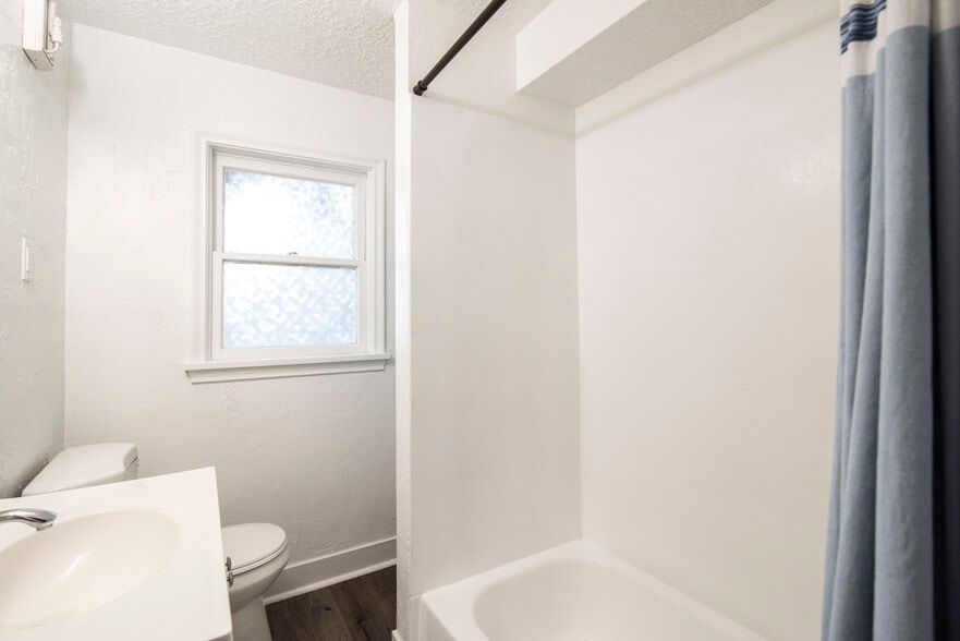 Full bath - 1895 S 200 E