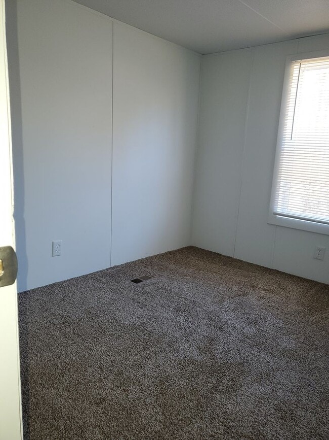 Building Photo - Ready to move in
