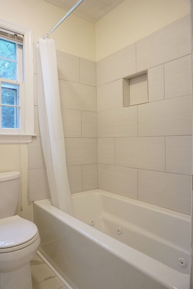 Building Photo - 318 Foxhall Ct