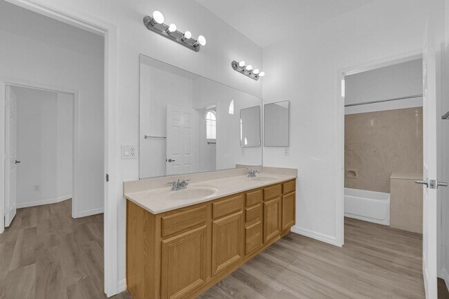 Building Photo - 914 Armandito Dr