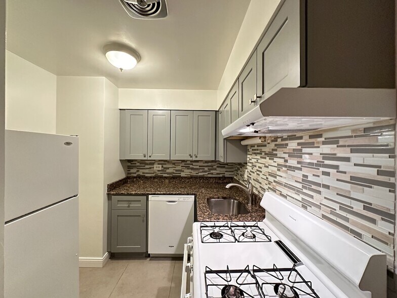 Building Photo - 3732 N Pine Grove Ave