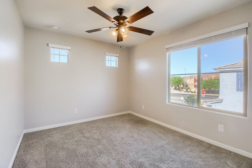 Building Photo - 905 S Canal Dr