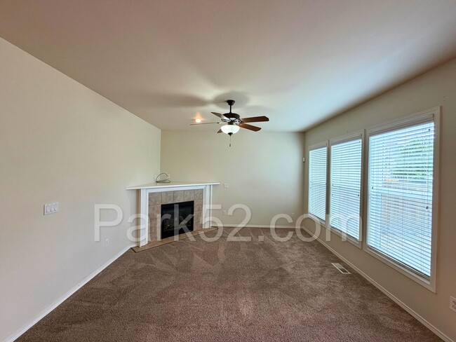 Building Photo - Puyallup 4 Bedroom 2.5 Bath Single Family Home