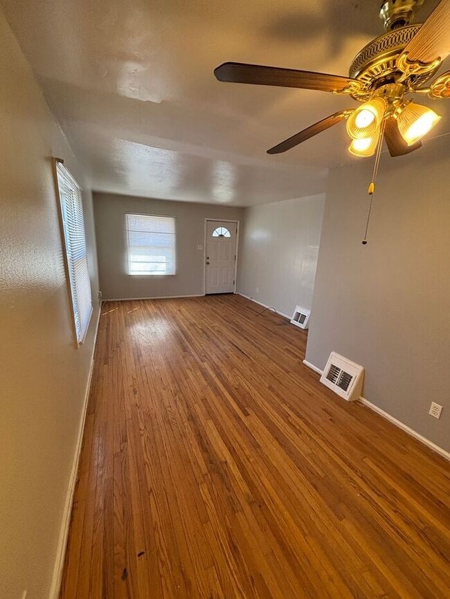 Building Photo - Charming 4-Bedroom Home in a Convenient Lo...