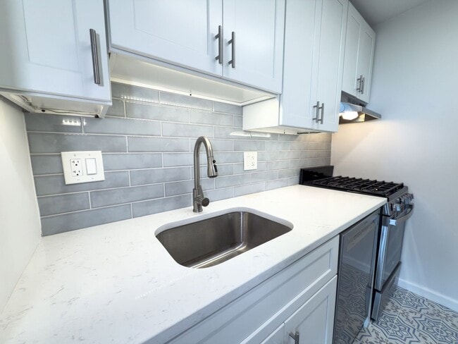 Building Photo - New Price 1,575. Sunny Top Floor Junior On...