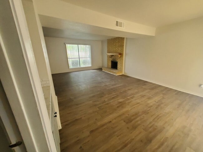 Building Photo - AVAILABLE NOW!!! Split Level, 3-Bed 2.5-Ba...