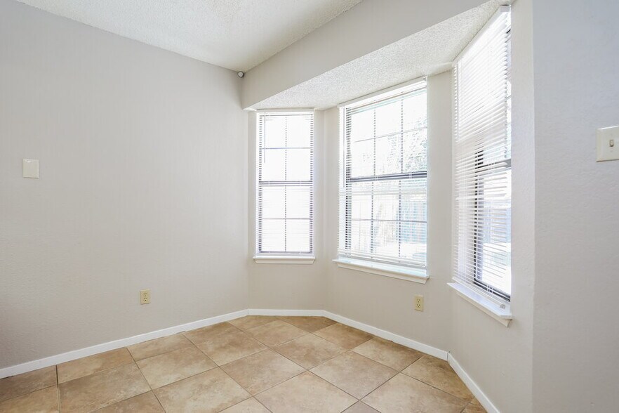 Building Photo - 1401 Lincolnshire Way