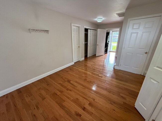 Building Photo - 109 Adirondack Dr