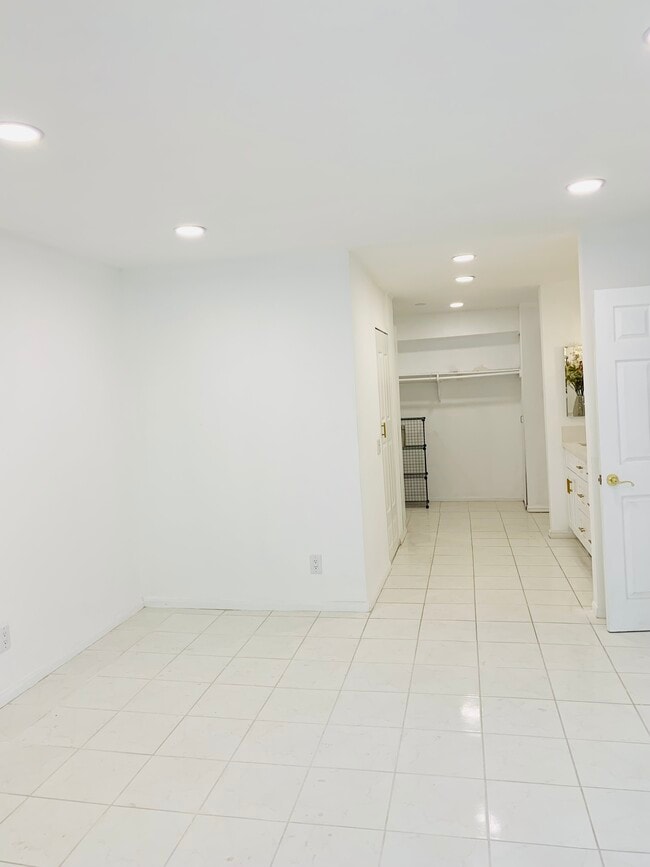 Building Photo - 5301 Balboa Blvd