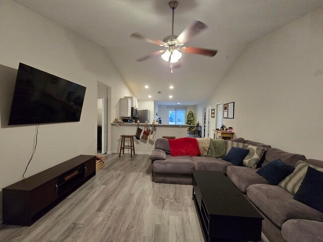 Building Photo - 437 Conifer St