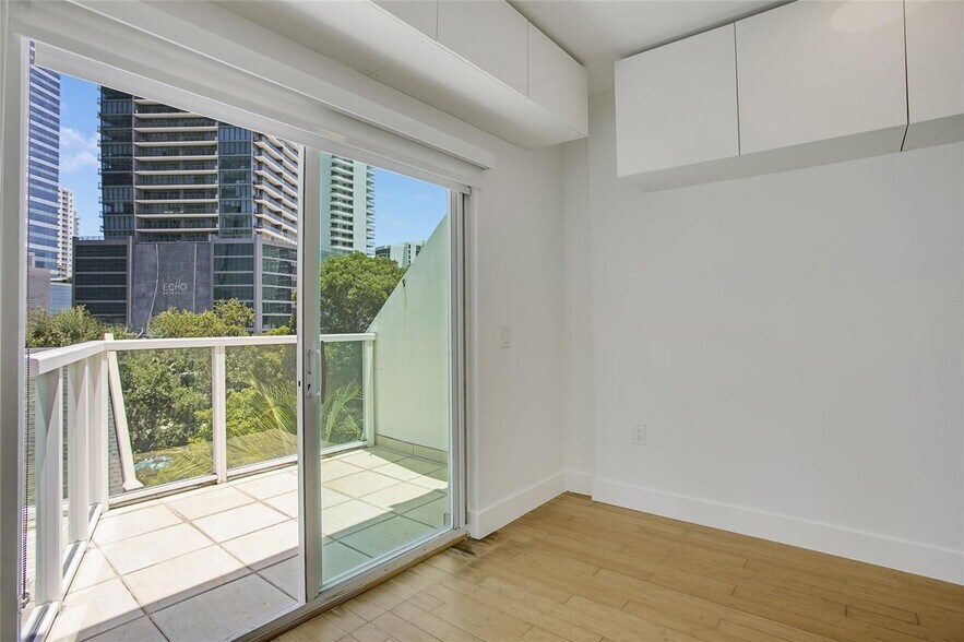Building Photo - 1528 Brickell Ave