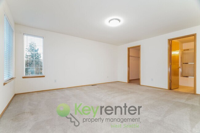 Building Photo - Kent Luxury Home with Double Primary Suite...