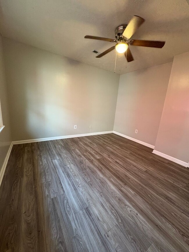 Building Photo - 2 Bed 1 Bath Single Family Home