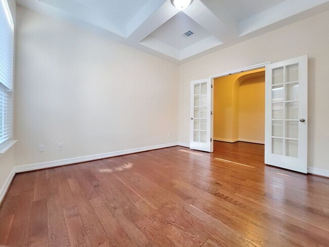 Building Photo - Large 3 Bedroom, 2.5 Bathroom Home – Fully Equipped Kitchen & Washer/Dryer Hookups