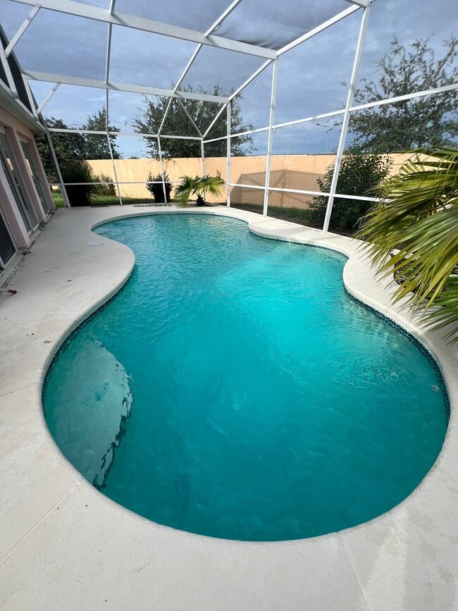 Building Photo - 601 Via Del Sol Dr