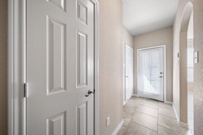 Building Photo - Exceptionally well-maintained Sterling Ridge Townhome boasts an array of desirable features!