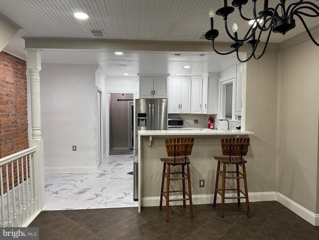 Building Photo - 725 W Mt Vernon St