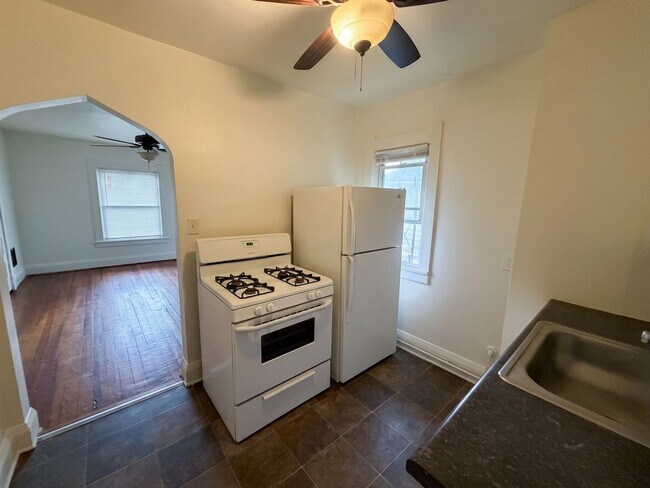 Building Photo - 3937 Lockwood Ave