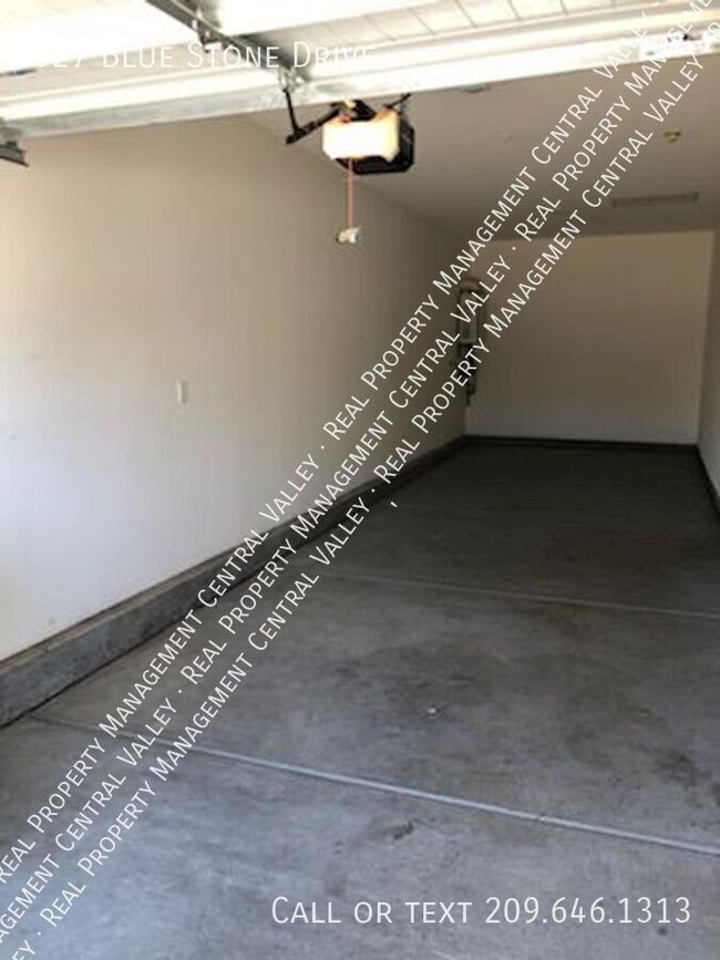 Building Photo - Stockton 3 Bedroom 2 Bath located "Gated C...