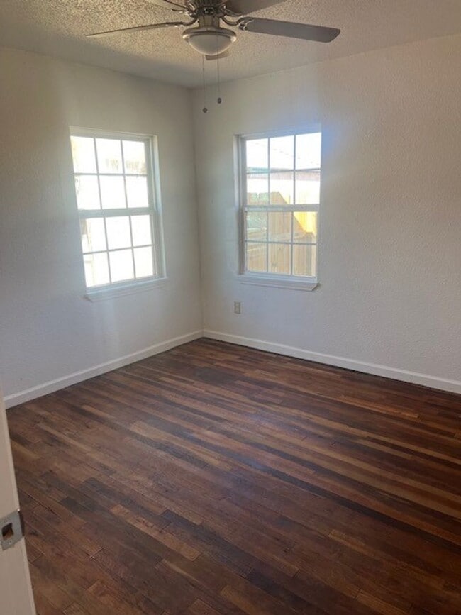 Building Photo - 409 Tahoka Rd