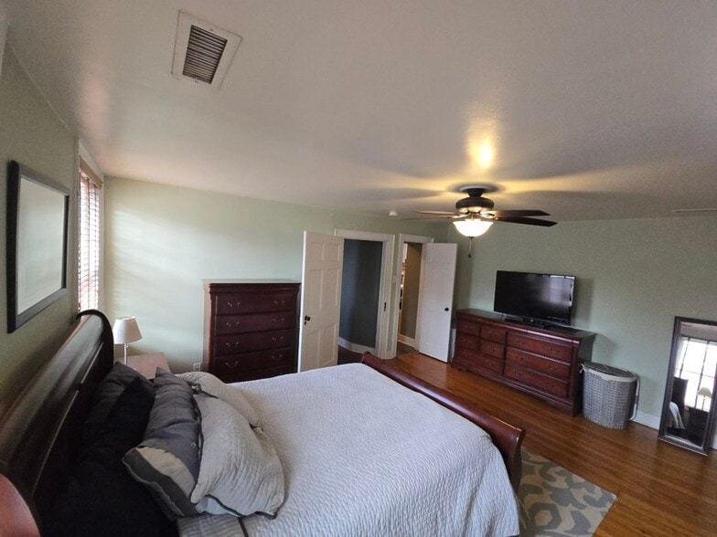 En Suite Bathroom - 2200 E Broad St